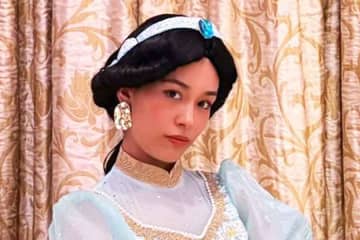 「隣から視線を感じるなと思ったら」　ディズニープリンセスになりきった日本人女性に外国人パパから驚きのリクエスト　微笑ましい交流に大反響