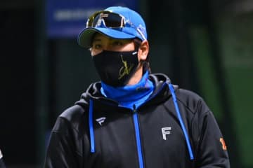 鷹が併殺幕切れ…2.5差接近のハムロッカーは大歓声　新庄監督「怖いっすね、ミスは」