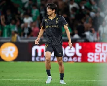 「存在感エグい」「さすがとしか言えない！」いきなりアシスト！25歳日本代表の今季初出場にファン歓喜！「めっちゃキレある」