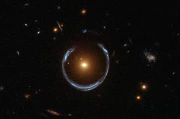 「宇宙の馬蹄」を作る観測史上最大級のブラックホールを発見　太陽360億個分の質量