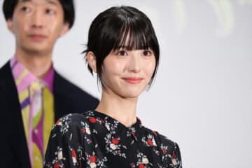 平成生まれの浜辺美波、昭和が舞台のドラマでびっくり「みんなどこでも吸ってるんですよ」
