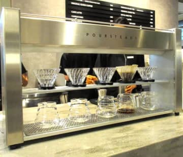 タリーズコーヒージャパン、ニュウマン高輪にタリーズの看板を掲げない「見て楽しい臨場感ある演出に重点を置いた」新店舗