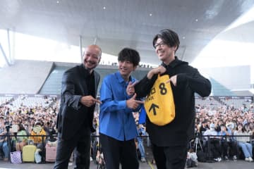 二宮和也、約4500人が集まる野外ステージで“神対応”　韓国・釜山国際映画祭でファンを魅了