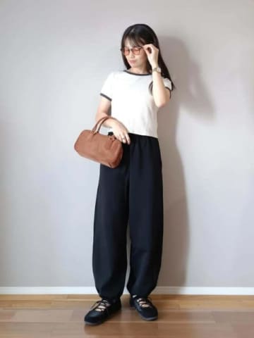 秋の黒スウェットワイドパンツに合う服は？ 楽ちんなのに今っぽい大人コーデ術