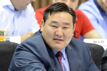 元横綱・朝青龍、14歳年下妻と銀座デート　“ほこてん”満喫姿に「すてき」「目立つじゃあないですか」