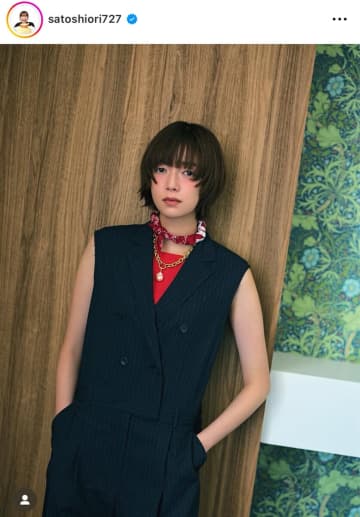 佐藤栞里、赤トップスが印象的な秋のセットアップコーデを披露！あまりの魅力に「眼福です」「唯一無二のかっこ可愛いッスね」と反響続々