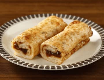 もっちり焼き上げた生地にソースを塗って、くるっと巻いた片手で食べられるロール状のお好み焼き! ローソンが「お好み焼きロール(ソース入り)」を発売