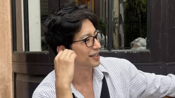 「ボタン開けすぎ♡」大沢たかお ネクタイほどけた胸元チラ見せショットを披露！コーヒータイムで色気あふれる姿に「乙女になっちゃう」とファン歓喜