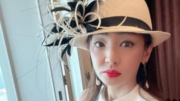 神田うの 13歳娘と手をつないでコンサートへ！「娘につられて付けちゃって」ラブブで飾ったバッグを手にオーラ放つ姿公開