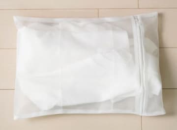 〈洗濯ネット〉その使い方、逆効果かも！プロがやっている「お気に入り服の正しい洗い方」って？