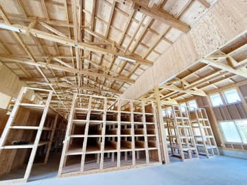 紀州材を用いた大規模倉庫　埼玉・上尾のFJホールディングス　本社近くに新設　資材管理に加え、イベントでの活用も想定