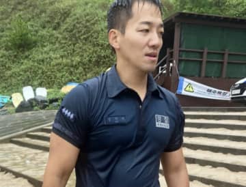 サーフボードで2メートルの波を乗り越えて観光客を救助した警察官が話題＝韓国報道
