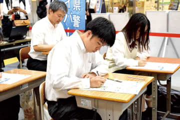 高校生ら大宮駅でテスト…問題は詐欺の手口や対策　埼玉県警などが作成　フィッシングメールの不審点や詐欺被害の経過を問う　金融犯罪の理解深め、被害防止を　テストは県警HPからダウンロードも