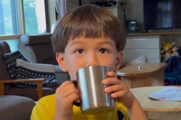 スイス育ちの男の子たちが日本の夏で発見した「最高」　スイスにはない飲み方にハマった飲み物とは