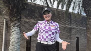 「美脚女王」桑木志帆、“膝上ミニスカ”新ウェアにファンうっとり「めっちゃ足長い」「スタイル良すぎ」