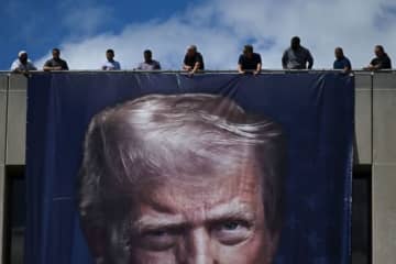米連邦政府、複数の建物にトランプ氏の顔を描いた巨大な横断幕　民主党議員は「権威主義」と非難