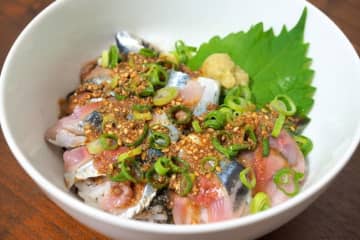 【現役板前が伝授】『胡麻アジ丼』の作り方！”和食のプロ”が伝授する『丁寧なアジの捌き方』でワンランク上の”絶品丼物”が完成…主婦からも絶賛の声「これは最高に美味そう」「いつの時代でも刺身とご飯は最高の贅沢」