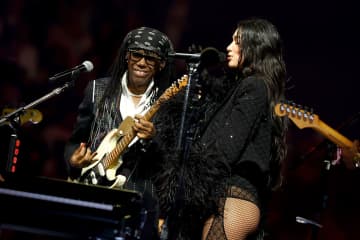 デュア・リパ、ナイル・ロジャースと「Le Freak」をNY公演で披露