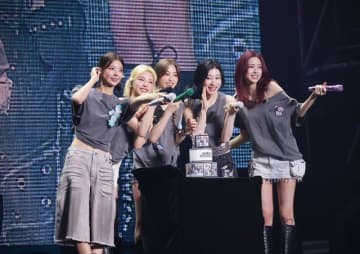 「ITZY」、ファンミで再契約をサプライズ発表「7年は短く、できなかったことが多い」