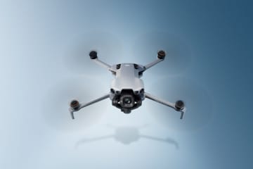 手のひらサイズ・超小型ボディに1インチ大型センサーを搭載した高性能ドローン「DJI Mini 5 Pro」