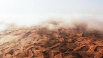 クブチ砂漠に漂う移流霧　中国内モンゴル自治区