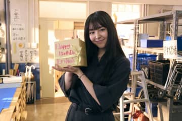 『102 回目のプロポーズ』現場で唐田えりか28 歳のバースデーをお祝い！