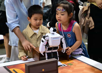 世界製造業大会でロボットが多様な能力を披露　中国安徽省合肥市