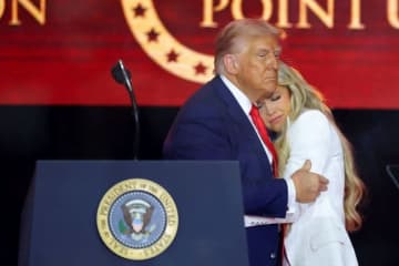 米保守活動家カーク氏の追悼集会　トランプ氏が左派過激派を批判、妻は容疑者「許す」
