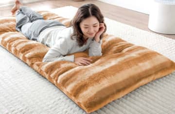 「もはや、ねこ。」に包まれる幸せ、タンスのゲンから「ごろ寝マット」新製品