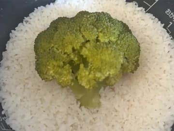 やる気ゼロで完成！　炊飯器に丸ごと入れたのは…？【ブロッコリーレシピ】