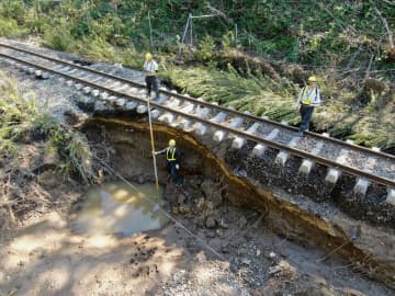 大雨で根室線の線路土台流れ運休　JR北海道、復旧めど立たず