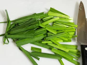 「安くてスタミナつくのは助かる！」　加藤綾菜が紹介した『ニラ』レシピに好評の声