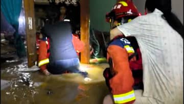 冷蔵庫が浮き…降水量300ミリの異例豪雨で住民閉じ込めや地下駐車場の浸水も　中国