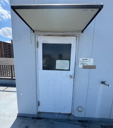 投稿主を襲った屋上での悲劇。管理物件の屋上オートロックでまさかの閉じ込め！「字をよく読めば屋上閉じ込めは防げるのでは.....」と厳しい声も