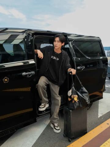 Snow Manの目黒蓮、ミラノへ向けて全身フェンディ(FENDI)ルックの空港ファッション披露
