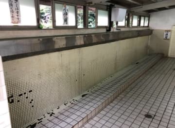 【閲覧注意？】高尾山の公衆トイレが古すぎる…！？投稿者も「一瞬便器を探しちゃった」とその衝撃を語る！