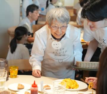 店員がオーダーを忘れても、みんなが笑顔のレストラン。「注文をまちがえる料理店」が見せる、あたたかい世界