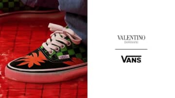 VALENTINO × VANS「オーセンティック」を再解釈 特別仕様のコラボモデルをリリース