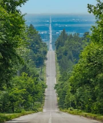 【究極の直線道】日本にこんな場所が？雄大な一本道を撮影した写真が話題に！「すげえしかもこれ日本なんや！」と驚きの声も