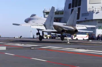 中国、最新鋭空母の発着訓練報道　国営中央テレビ