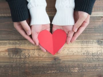「超年上妻と年下夫」夫婦に世間は冷たいが……。23歳年下彼と事実婚した51歳女性の「覚悟」