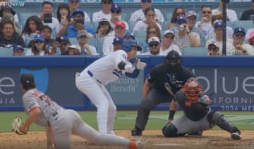 なんで打った…？ 大谷翔平、変態片手打ちで“まさかのハプニング”「よく打ったな」「どうなってるw」とんでもない体勢で“バット粉砕打”… ファン騒然