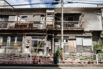 77歳男性と70歳男性が『ほうきとスコップ』でバトル 70歳男性が “ご近所トラブルの仲裁”に入るも逆に激高「正義感からお節介とは思いつつ仲裁に入っちゃったんだろうけど、他人事として知らんぷりしてれば捕まる事もなかったのに、お気の毒」「仲裁に入らなければよかったのに。。」