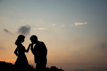 男性が本気で惚れてるときにしか出ない『行動変化』3選。「優しい」だけじゃ足りない本気サインとは