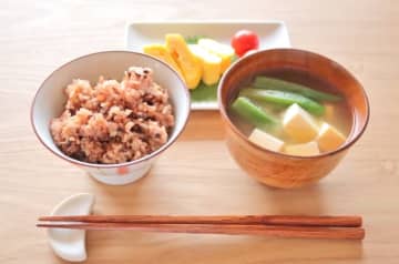 意外と知らない!? 食卓で差がつく「お箸まわりのマナー」3選