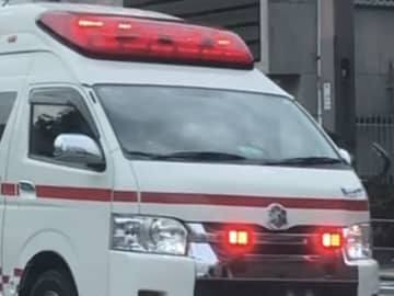 男性死亡…集合住宅から転落か　朝コンビニ配送担当が発見「動かない」　身長180センチで半ズボン、近くにサンダル　10代後半～40代