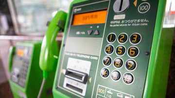 スマホが使えない時の“最後の砦”！災害時に頼れる“公衆電話”の意外な強さと使い方
