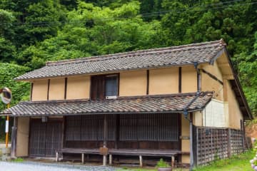 実家の名義人である父が亡くなりました。実家を売るのか貸すのか決めかねているので、決まるまでそのままにしておいてもいいでしょうか？