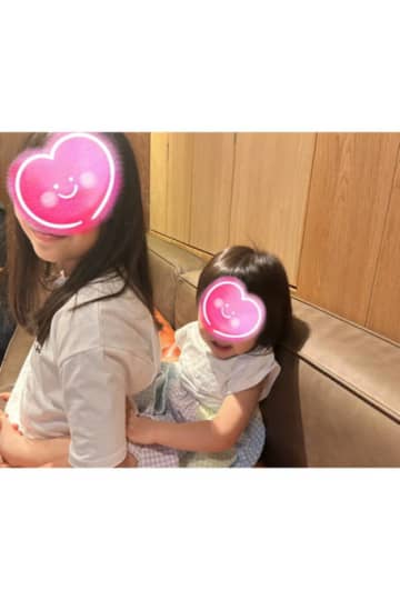 安めぐみ、10歳長女＆1歳次女がくっつくほっこりSHOTに「可愛い」「仲良し姉妹」の声