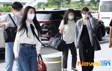 【PHOTO】Red Velvet スルギ＆アイリーン、コンサートツアーのため日本へ出国（動画あり）